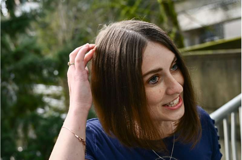 Amber Pearson, yang menerima implan otak untuk mengobati epilepsi dan gangguan Obsesif Kompulsif (OCD), menunjukkan perkiraan penempatan implan otak yang diterima di rumah sakit Oregon Health and Science University (OHSU) di Portland, Oregon
